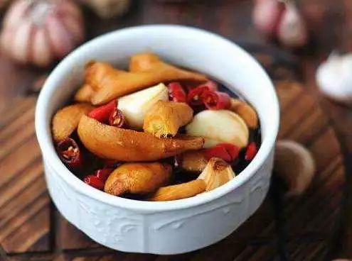 小城大院家备小姜小病不慌醋泡小黄姜走俏兮