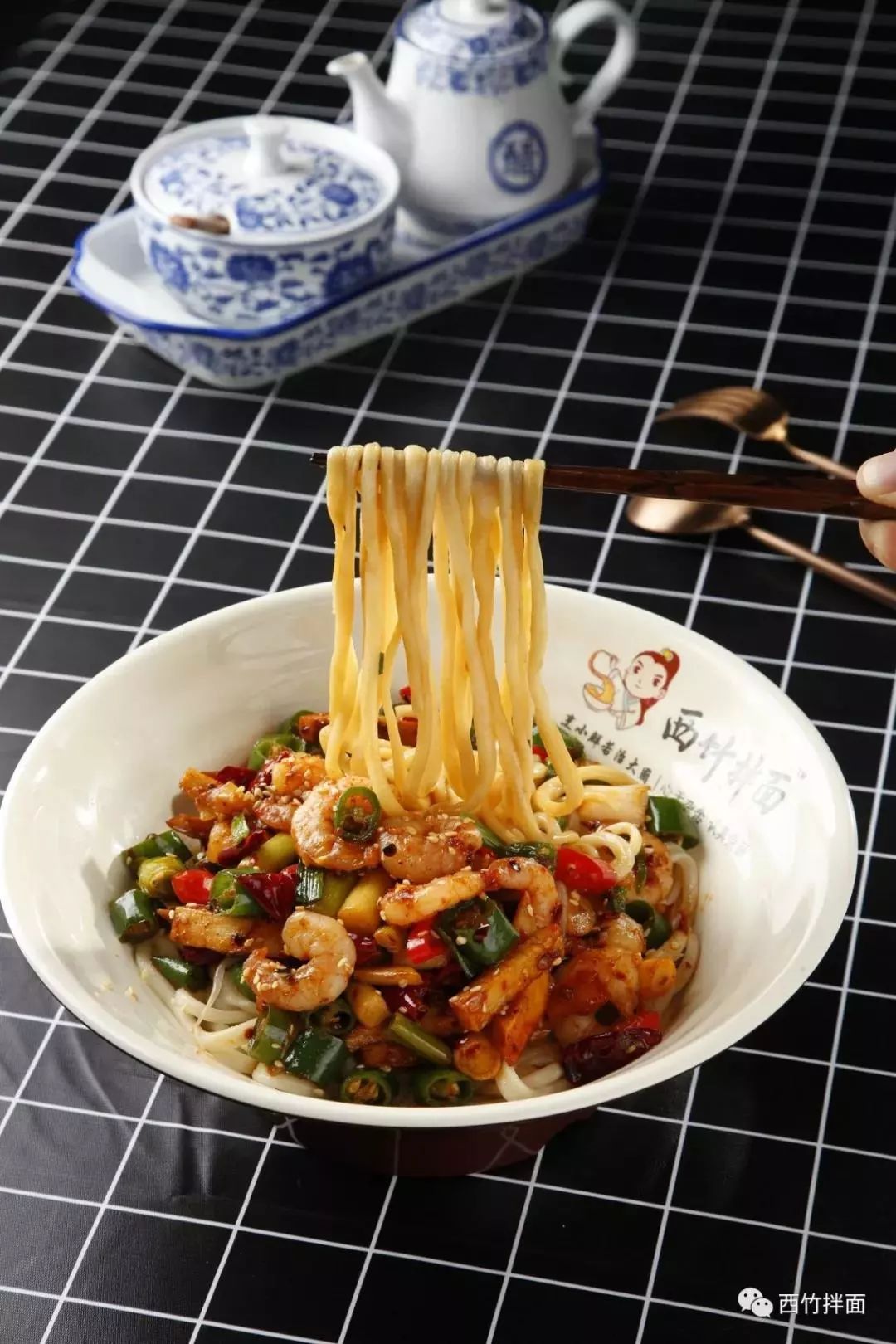 宁夏观光夜市商户西竹拌面走出国门中华美食在米兰中秋文化美食节大放