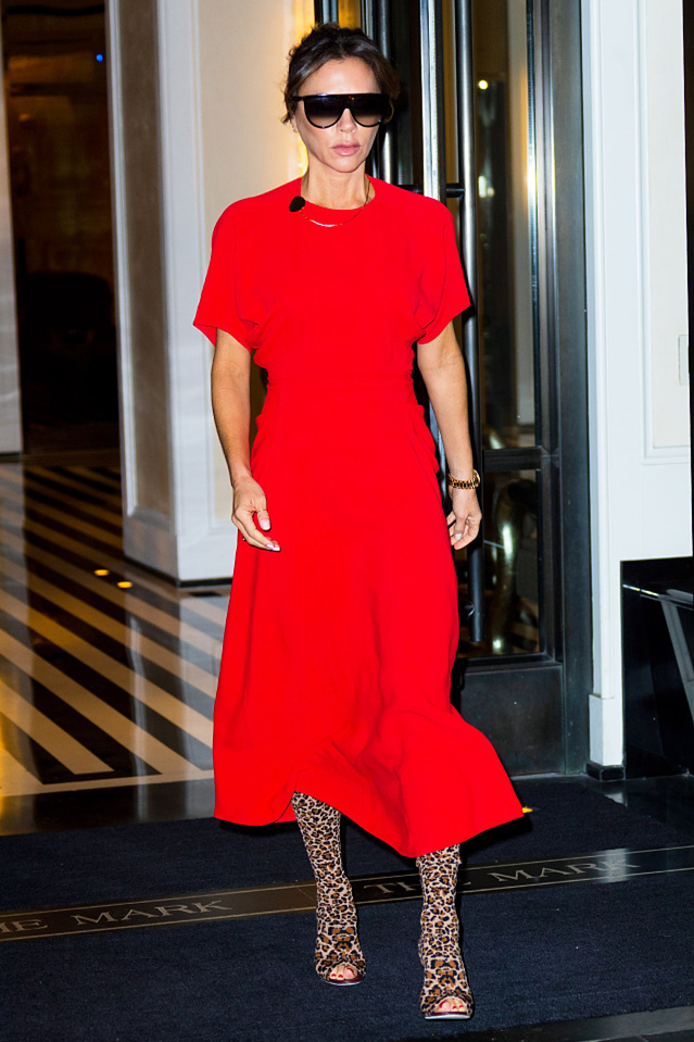 贝克汉姆妻子45岁不显老穿红裙出街性感冷艳曼妙身材不输超模