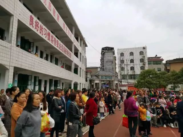 花垣县第二小学2019年"艺术体育节"现在开始!随着