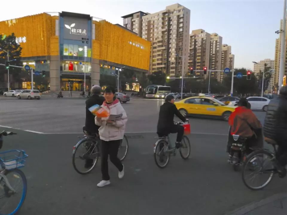 曝光唐山一楼盘散发小广告严重影响交通