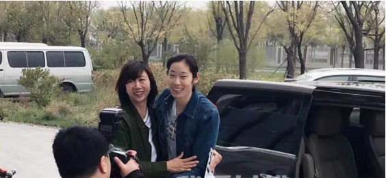 原创朱婷不休假赴天津女排报到领导李珊笑脸相迎姚迪一屁股坐她腿上
