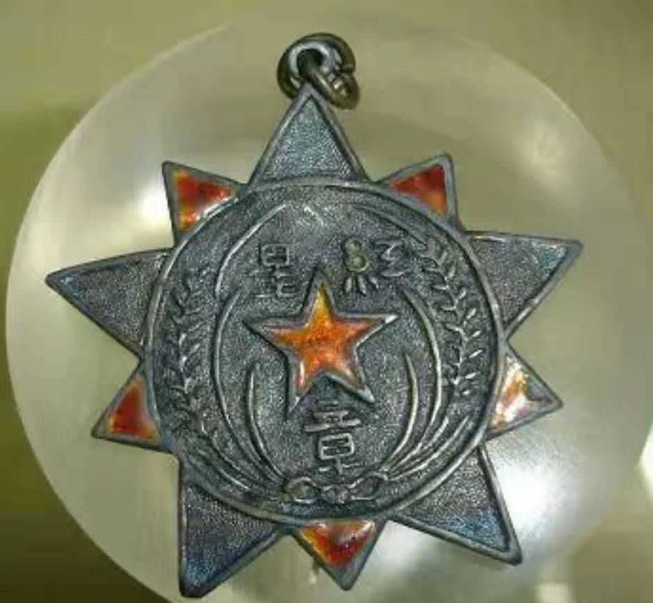 二等红星奖章易荡平在长征前夕调任红一军团二师五团政委,长征开始后