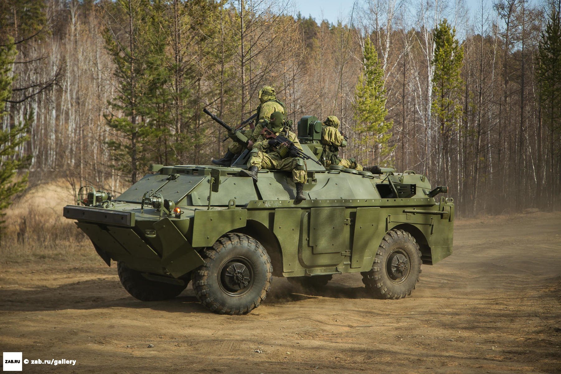 俄罗斯巡逻装甲车图片