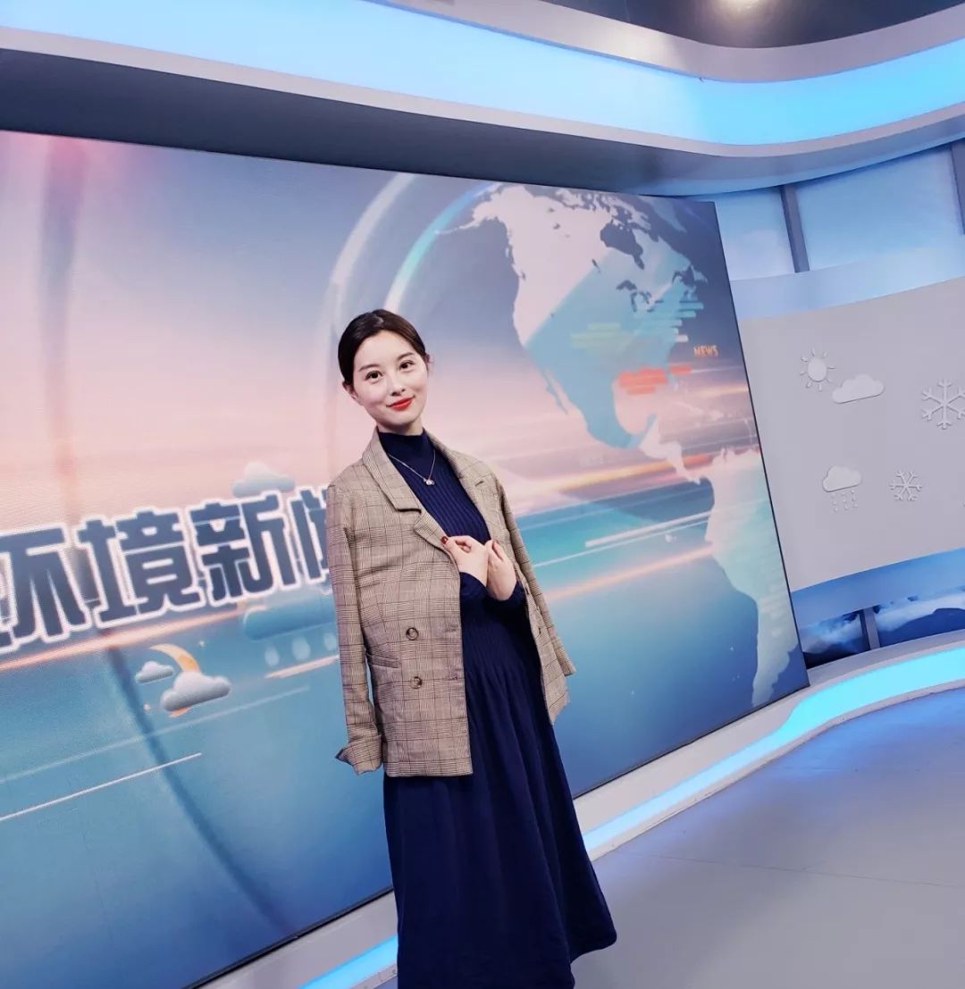 青年三尺讲台育桃李一支粉笔谱丹心