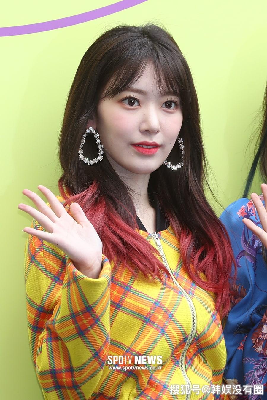 izone"小樱花"宫胁咲良出席"首尔时装周"变身小公主