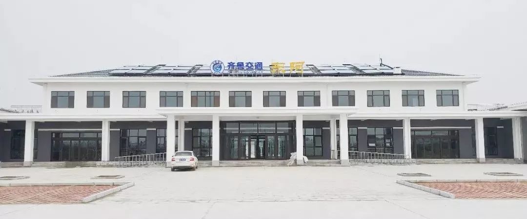 在东阿服务区通过在综合楼建筑外观注入东阿县古阿井文化元素,传递