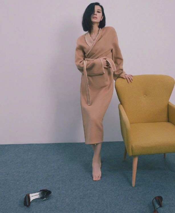 43岁余男睡袍杂志大片曝光,不愧是性感的代名词