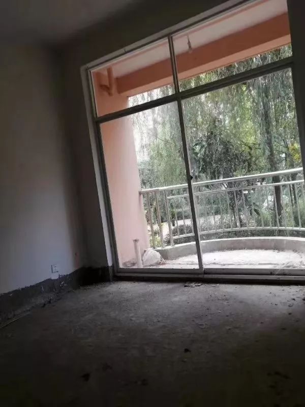 现有体育公园a区一楼毛坯房出售