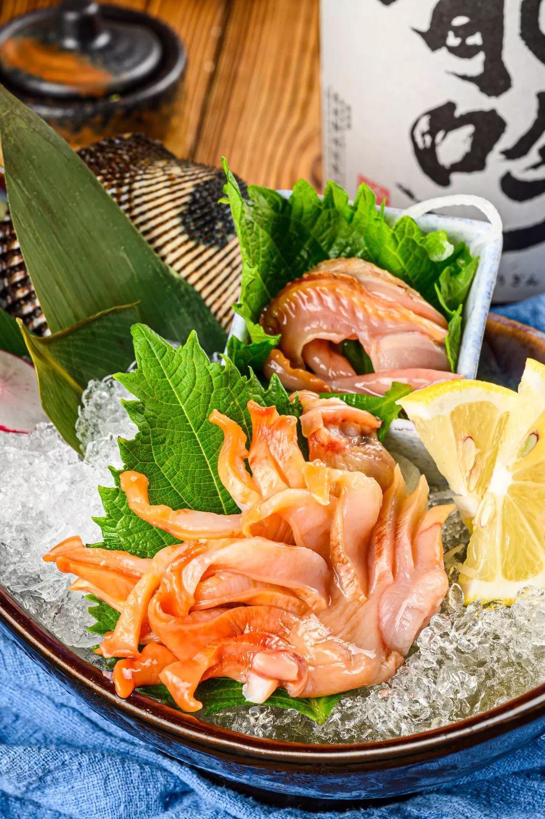 橙红色透亮光泽的赤贝刺身,散发着诱人的颜值,还未尝试,就已经让人