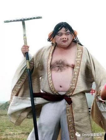 他也是通过这部剧才崭露头角的,成为历年来最具特色的猪八戒,之所以他