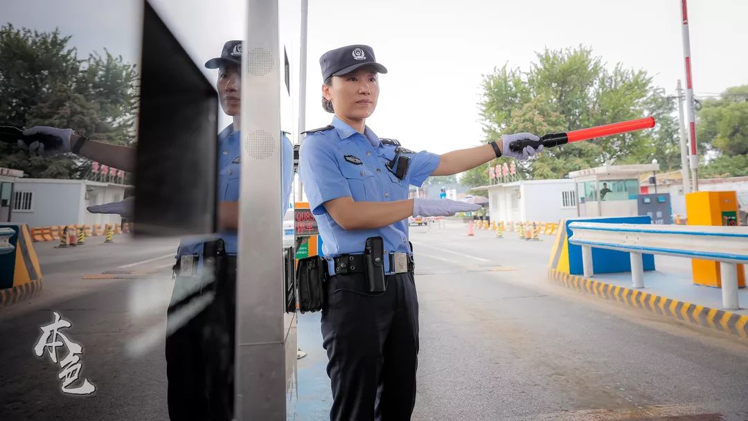 这个女警官真美!_北京演艺集团