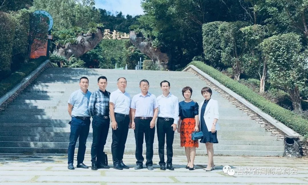 10月14日,考察团一行首先来到惠安聚龙小镇销售中心,在聚龙养生发展