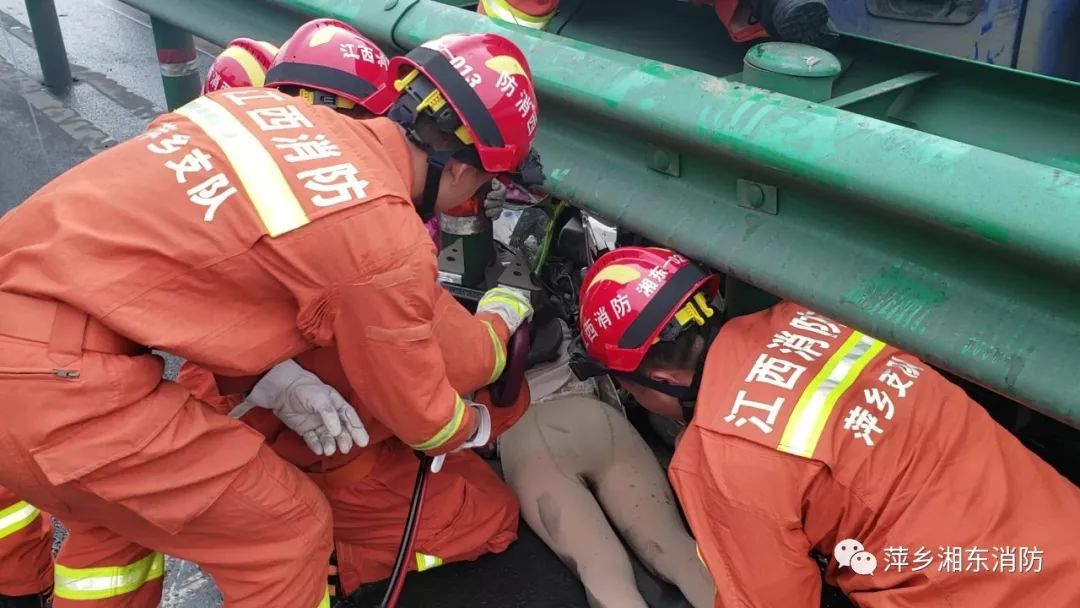 320国道黄花桥路段车祸致1人死亡现场惨不忍睹视频