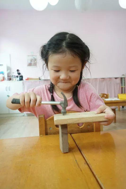 秦岭路汇爱幼稚园的木工课:小小木匠,咚咚咚