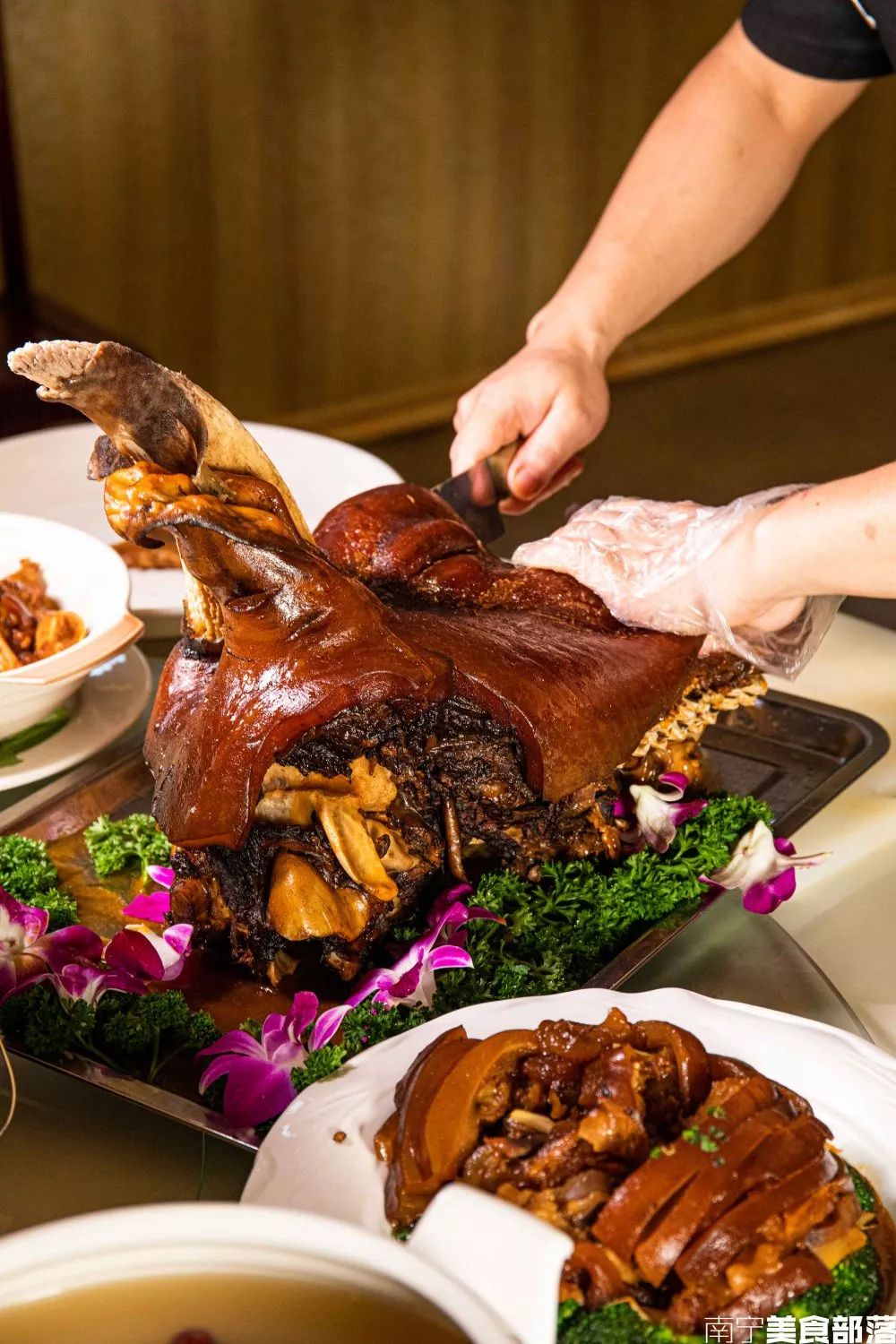 吃过卤鱼头,卤鸭头,卤猪头,卤兔头,那你吃过『卤牛头』吗?