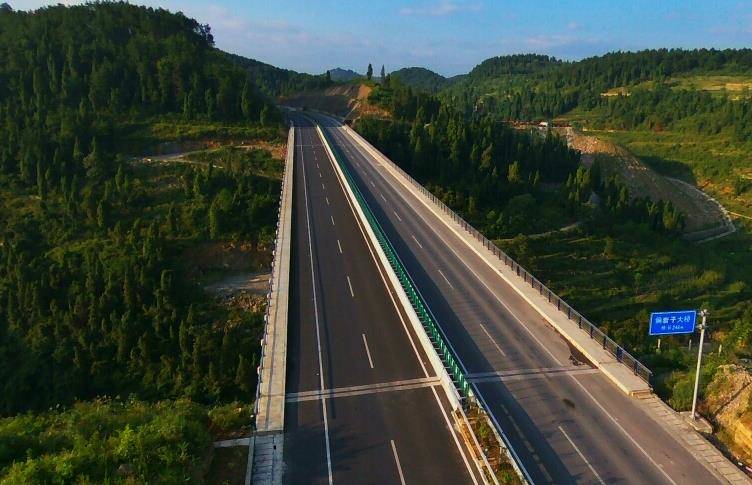 吉林省正在修建一条高速公路,全长约48km,经过你的家乡吗?