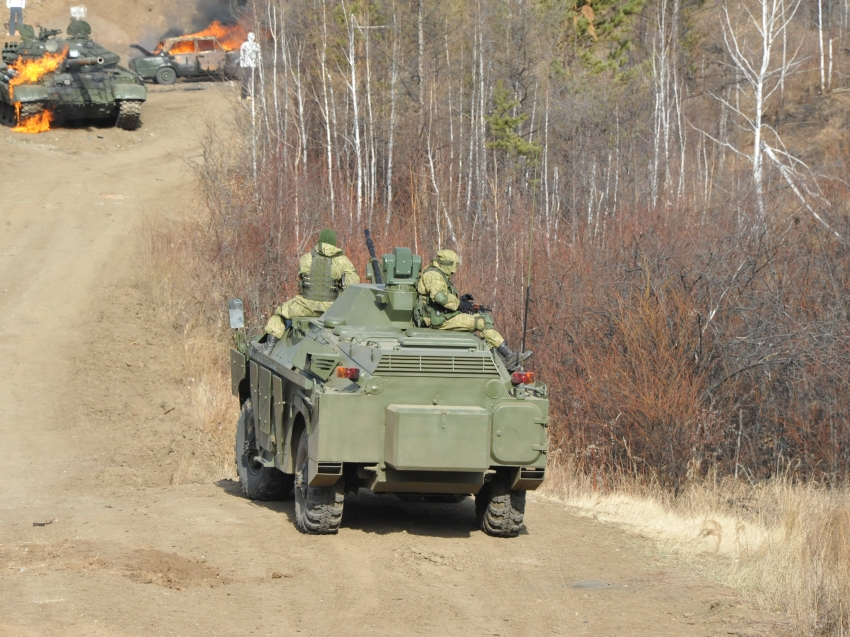 俄邀请11国武官感受最新研发装甲车性能