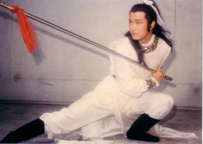 拍射雕时,翁美玲的眼睛曾经受伤,但后来她也把杨康的眼睛打伤了