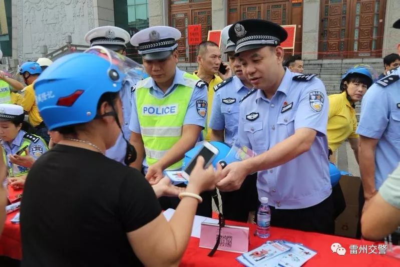 雷州市人民政府副市長,公安局長林華甫親自給市民派送安全頭盔10月15