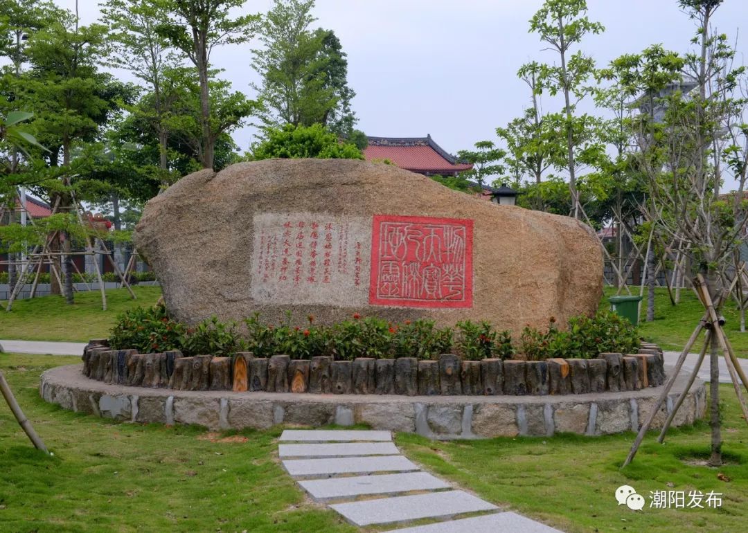 妈祖广场公园位于和平下寨大东门社的练江边,由和平下宫古庙董事会