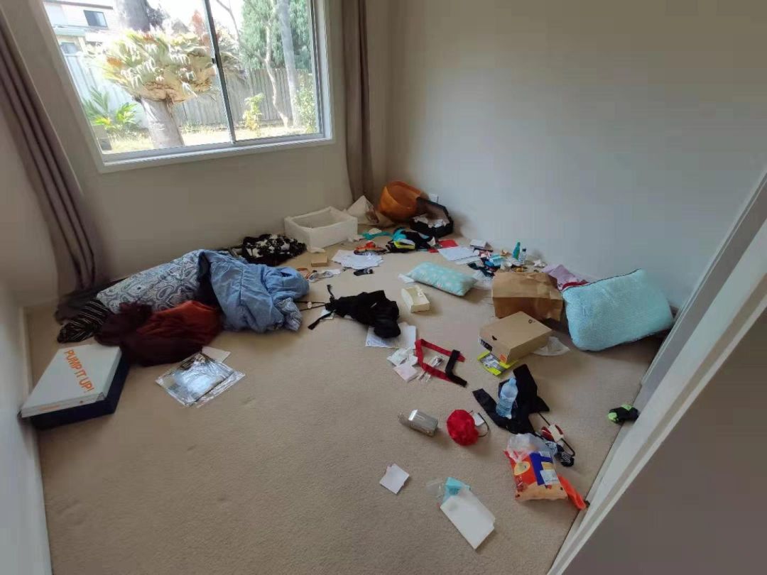 格里菲斯留学生一家被遣返不给房东打招呼就走留下一屋子垃圾场面太