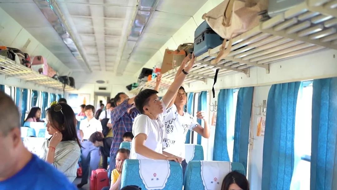 就是這樣一趟公益慢火車已經開行了66年8節硬座車廂,沒有餐車和臥鋪