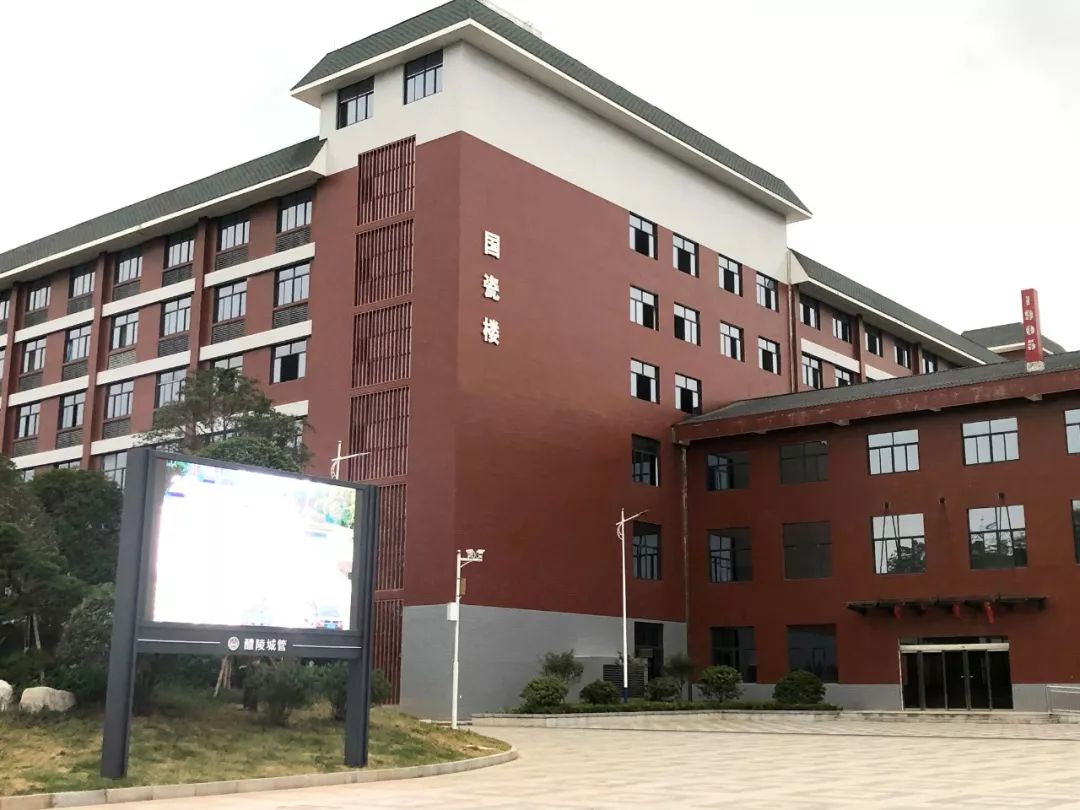 北京艺术毕业季走进湖南工业大学醴陵陶瓷学院举办讲座