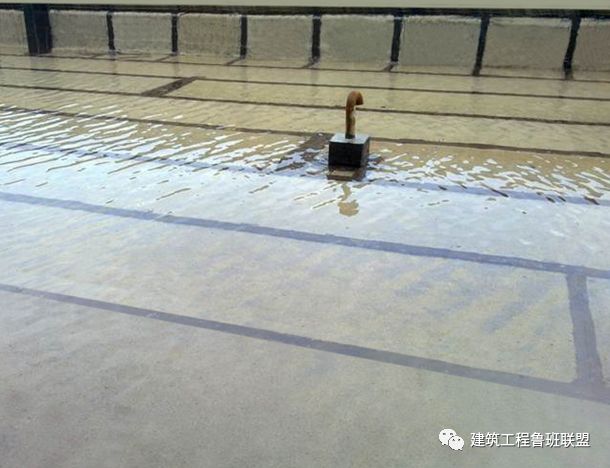 泛水保护层开裂正面示例:泛水保护层无渗漏8,女儿墙根部渗漏反面示例