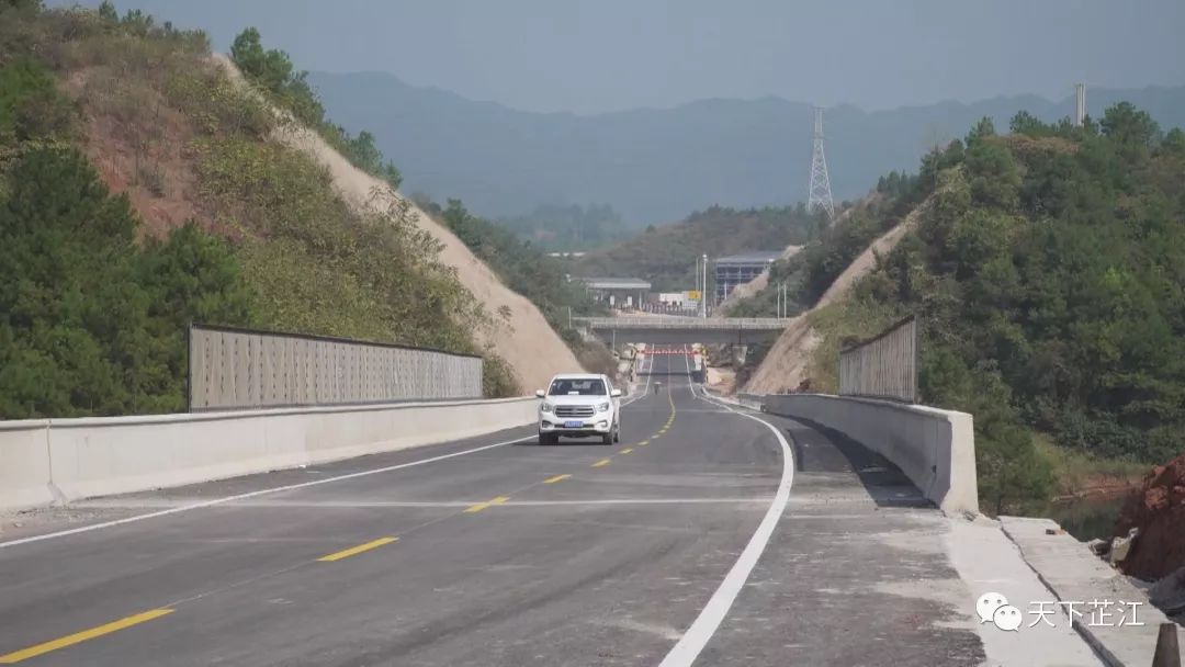 正在修建的怀芷高速芷江北连接线原名迎宾路延长线,因为与怀芷高速