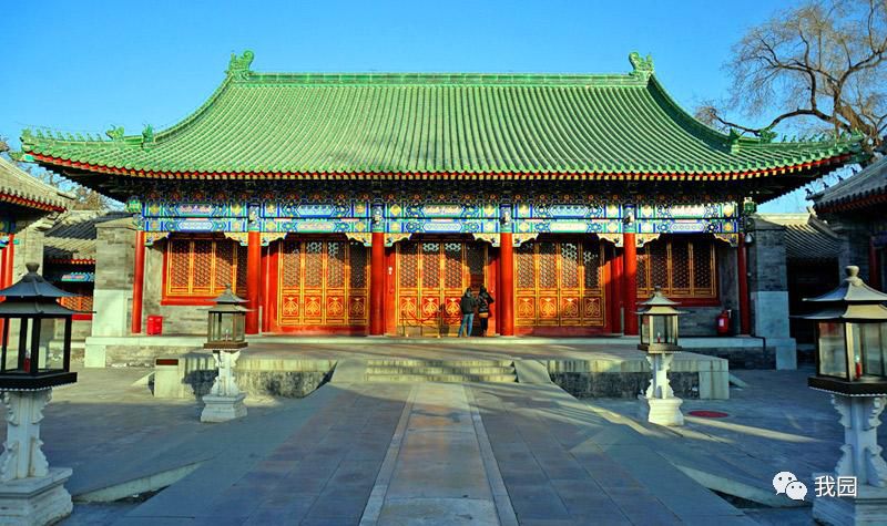 两条龙脉,土龙是指北京中轴线上的故宫,水龙指故宫西侧的后海和北海