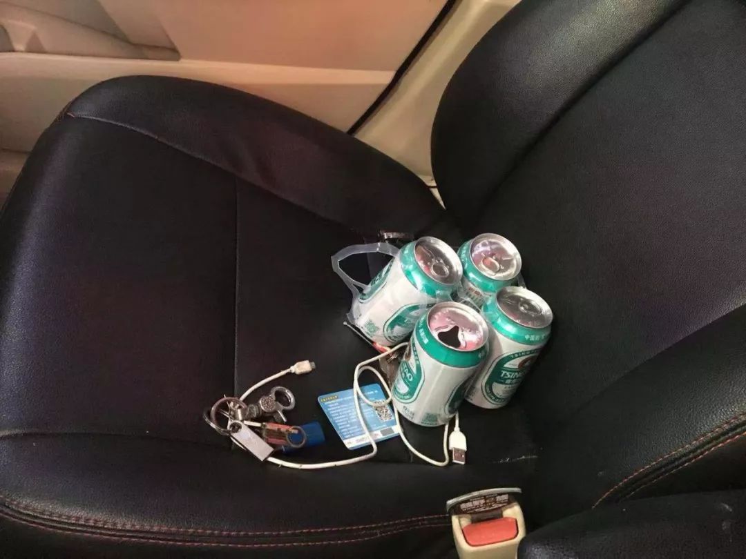嚣张男子竟然当着交警面边喝酒边开车结果换来拘役二个月罚金4000元