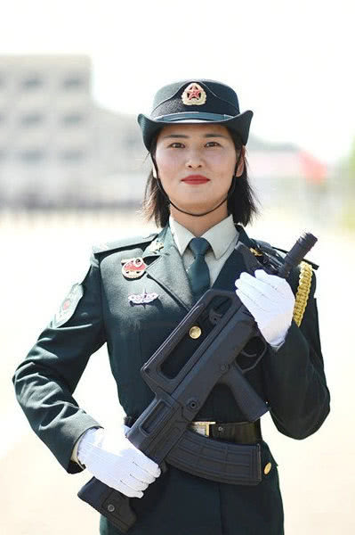 阅兵最美女兵退役回农村老家!全村都沸腾了!敲锣打鼓欢迎!