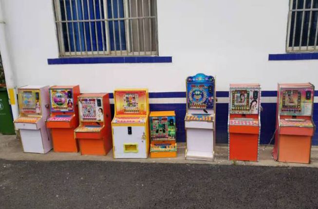 欢迎举报!店里有这个东西就是违法!_老虎机