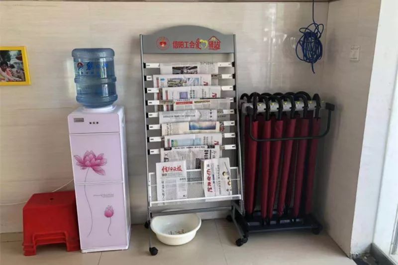 规范爱心驿站建设"六有"标准,即有统一标识,有固定场所,有完备设施,有