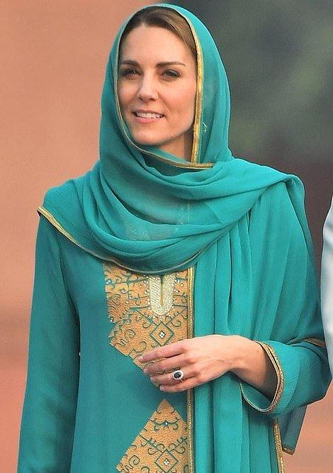 凯特王妃赤脚也美戴头巾穿绿色纱丽像从油画中走出太吸睛