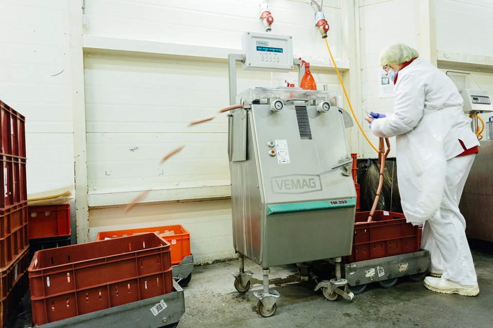 实拍俄罗斯猪肉香肠加工厂这就是猪的命运