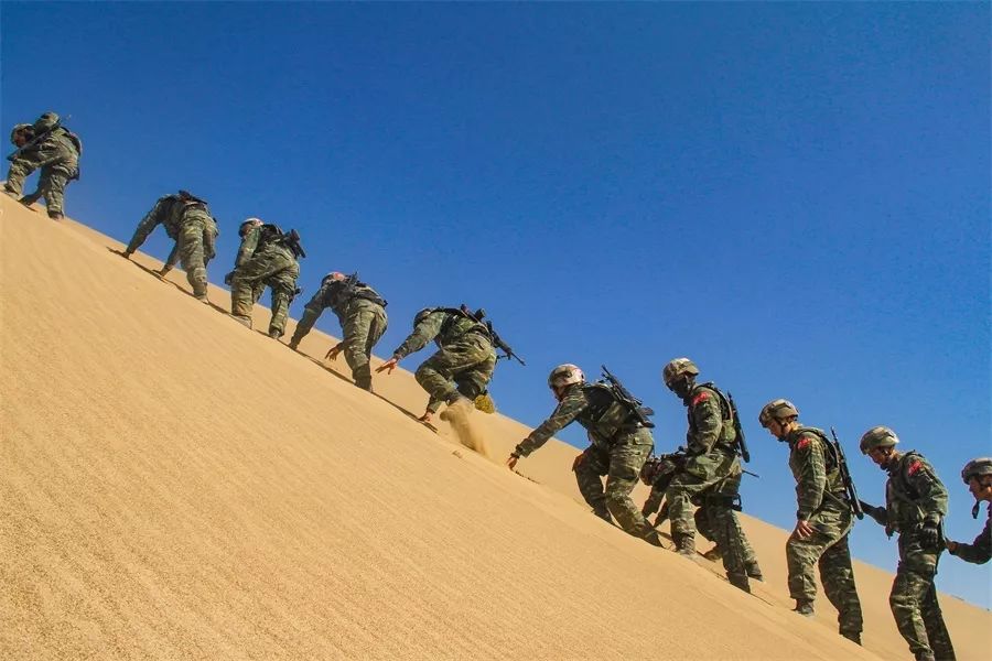 战友们相互鼓劲,相互帮扶一路上有风沙肆虐,有寒风刺骨行军路上穿沙漠