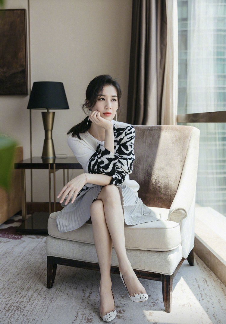 黄圣依优雅闲坐女神范十足,白皙美腿着实亮眼