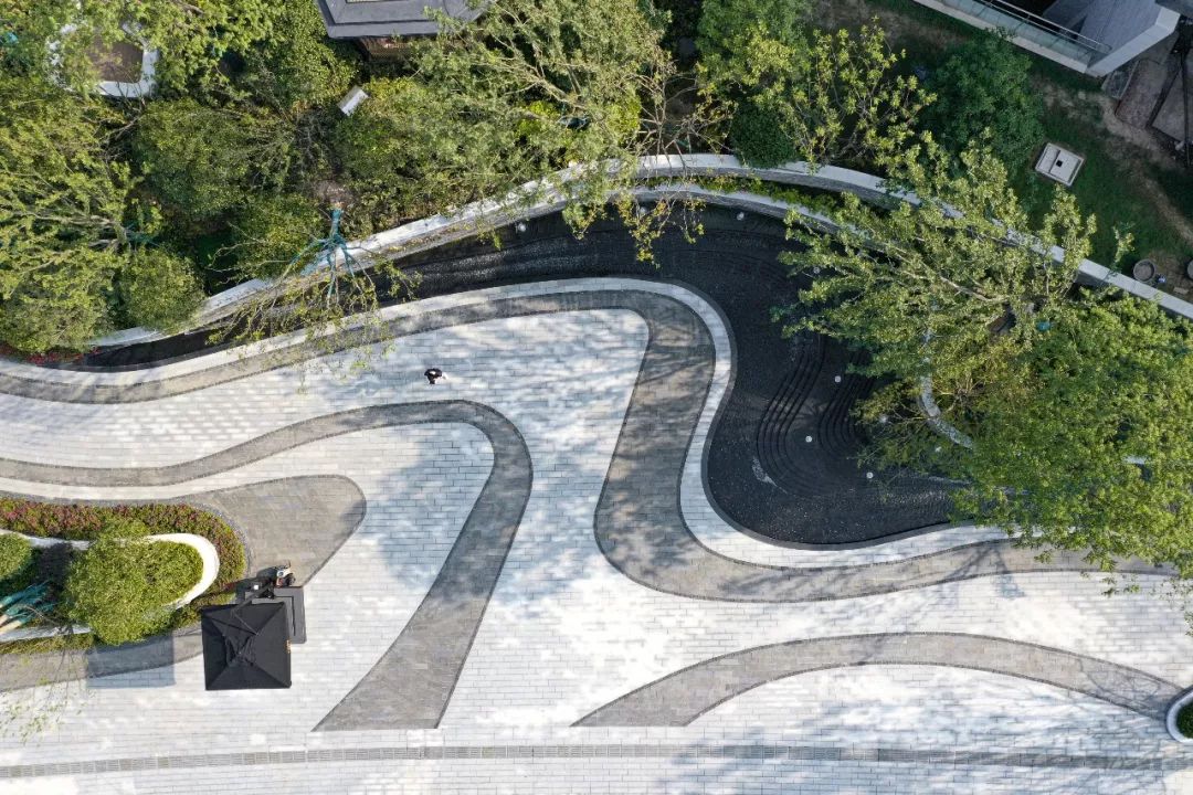 作为展示区的门户,源自场地肌理的流线型的设计语言呈现为蕴含艺术感