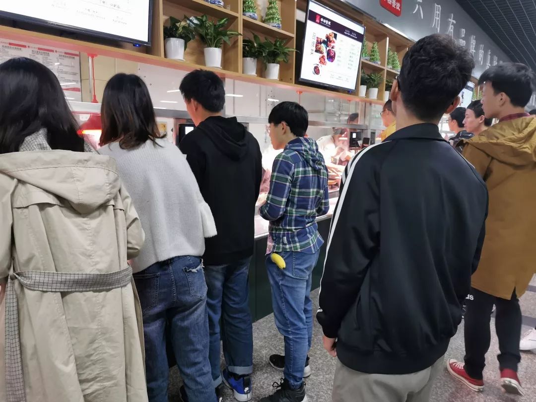 新闻丨千呼万唤一始出,莘莘学子为留肚_学一食堂