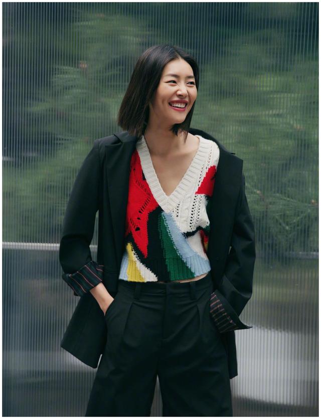 原创刘雯穿毛衣的样子,也太太太好看了吧!宽肩姐妹可以学起来