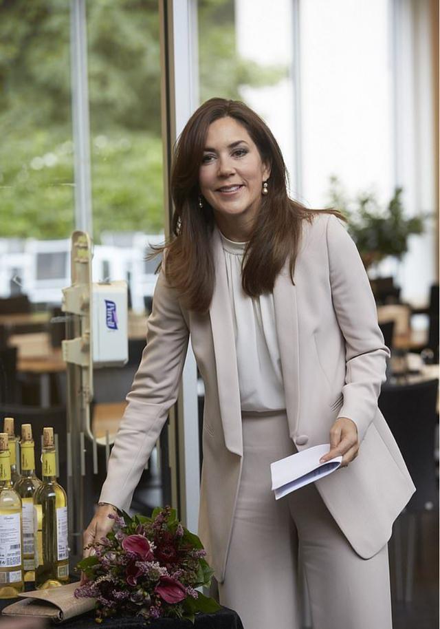 丹麦王储妃玛丽终于不穿连衣裙杏色西装配阔腿裤亮相气质优雅