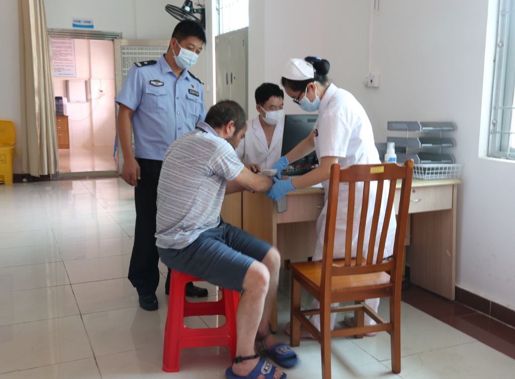 茂名警方收押一个传染病犯人就能减少20宗案件