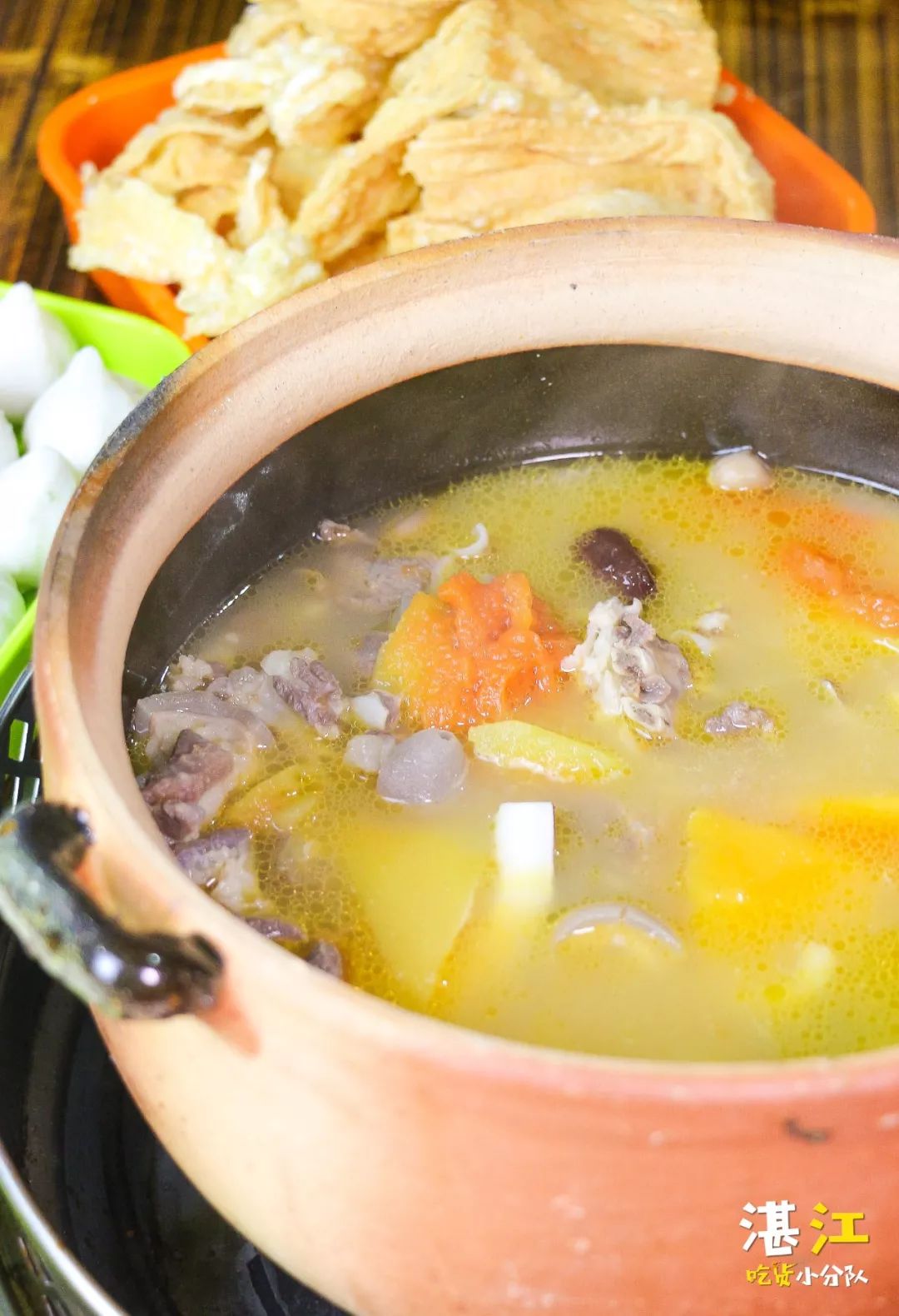 吃完香甜可口的木瓜羊肉还可以用汤底来打火锅哦肥牛是打火锅必点配菜