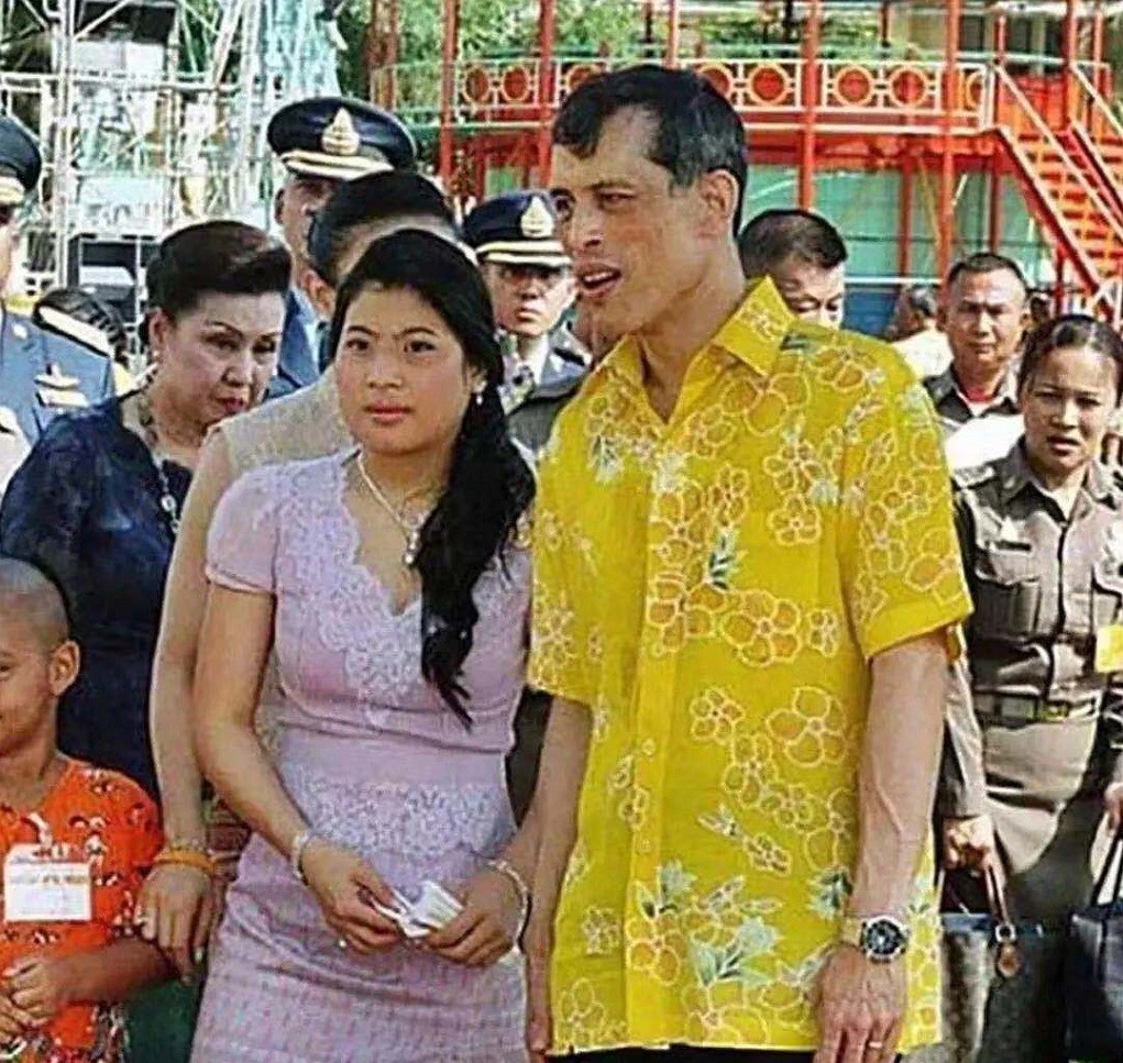 67岁泰国国王也曾为爱痴狂与娇妻西米拉逛街穿的比年轻人还潮