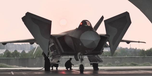 夕阳下歼20科幻近照,网友大叹:帅的一匹,现在的军迷太幸福!