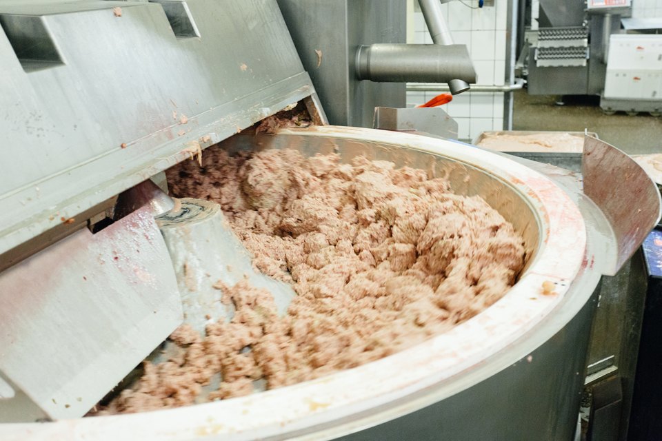 实拍俄罗斯猪肉香肠加工厂这就是猪的命运