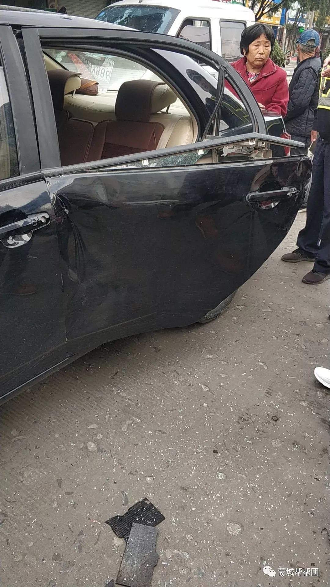 蒙城公交车撞上轿车,轿车内两老人.(视图)