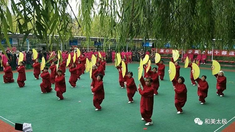 太极双环,健身操协会表演了健身球,花样健身操,旗袍协会表演了旗袍
